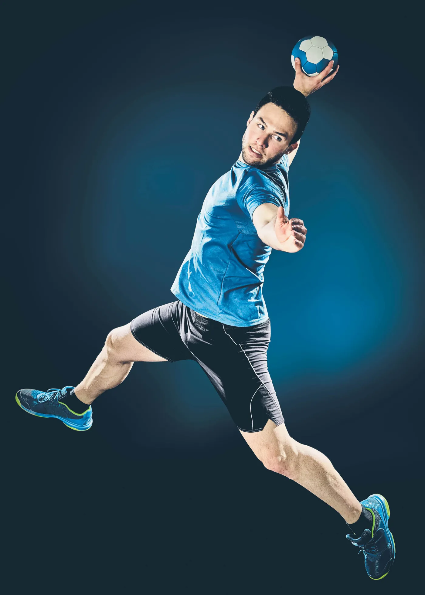Czy trener po wyższej szkole sportowej może wykonywać swój zawód w sportach zespołowych bez ograniczeń?