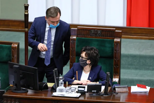 211 posłów PiS za zgodą na ratyfikację decyzji ws. zasobów własnych UE. Solidarna Polska przeciw