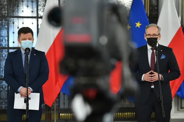 Dworczyk i Niedzielski: Nie ulegajmy panice, szczepmy się AstrąZeneką