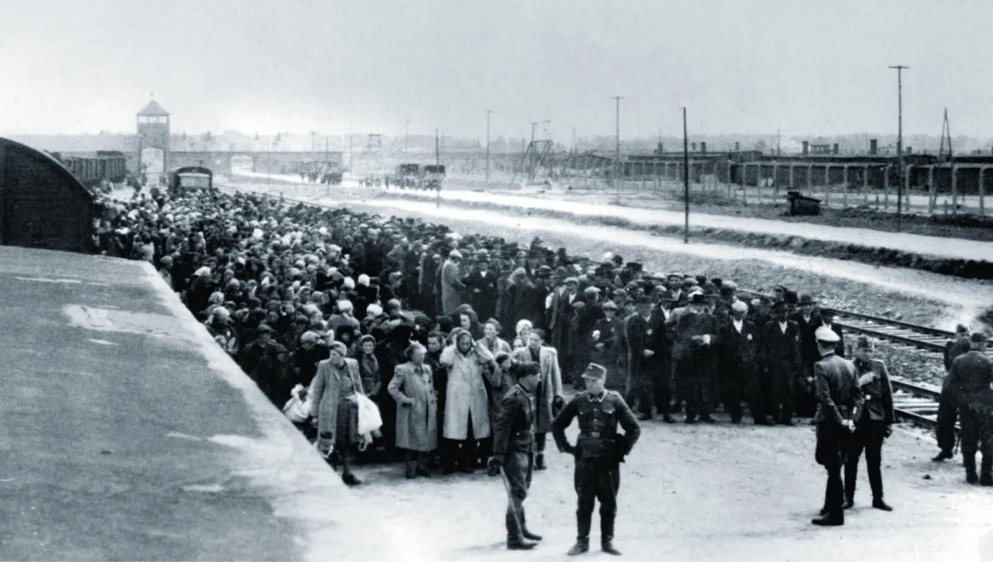 Węgierscy Żydzi na rampie kolejowej w Auschwitz-Birkenau, czerwiec, 1944 r.
