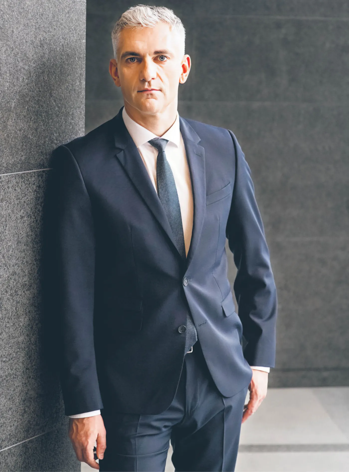 Artur Adamczyk, prezes Banku BPS stoj