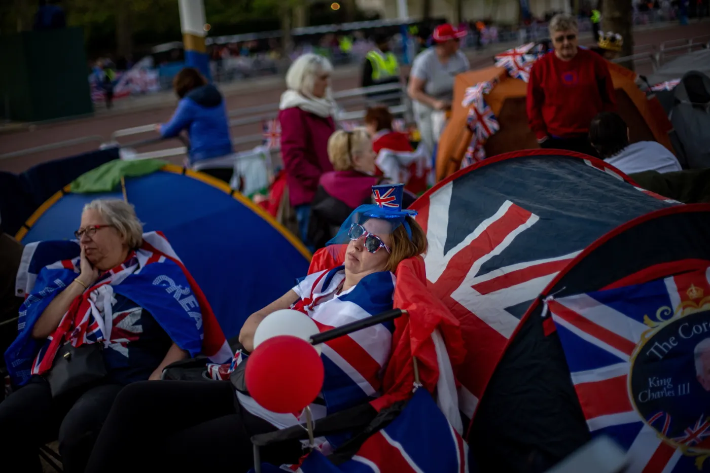 Królewscy fani czekali na trasie procesji koronacyjnej