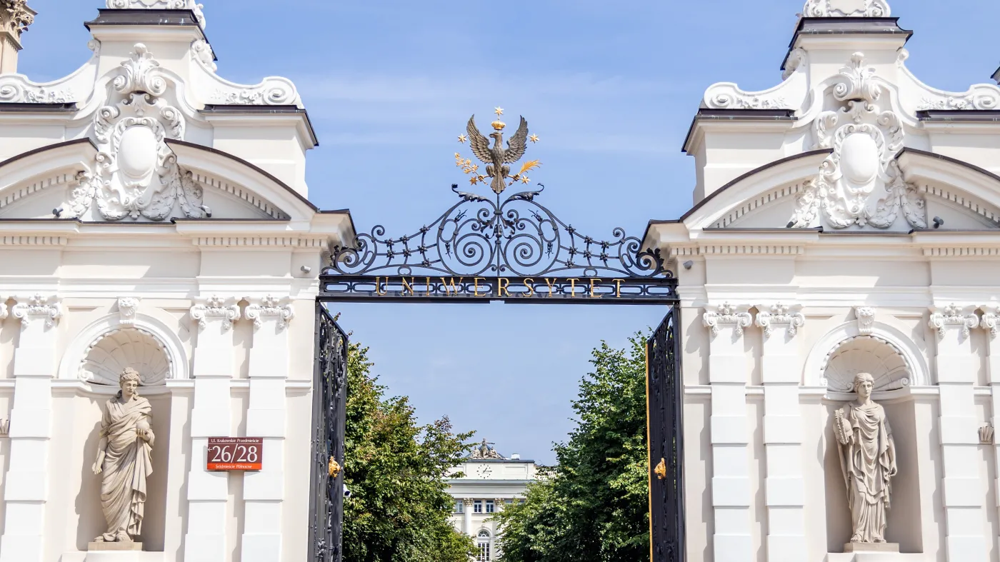 Czy uniwersytet ma prawo do odliczenia VAT od zakupów związanych z zagospodarowaniem terenu wokół budynku?