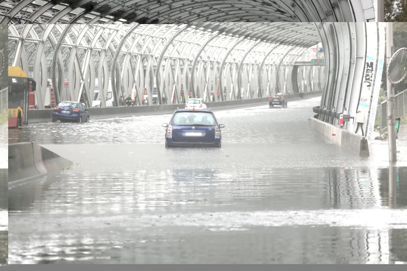 Warszawa została zalana. Samochody uwięzione na S8