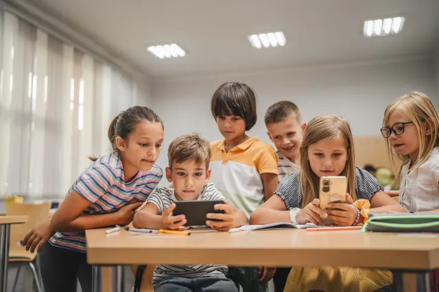 Zakaz smartfonów w szkołach? „To jak zbicie termometru” – ostrzega Tomasz Rożek [WYWIAD]