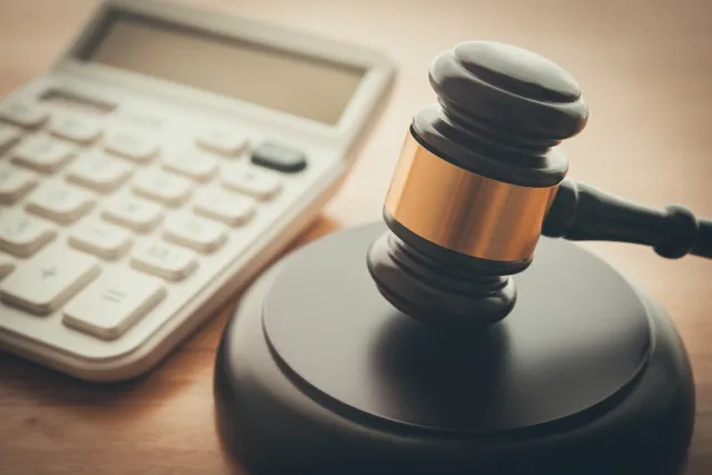 Funkcjonariusze Służby Więziennej muszą płacić za pozew dotyczący dyskryminacji. Bo nie są pracownikami