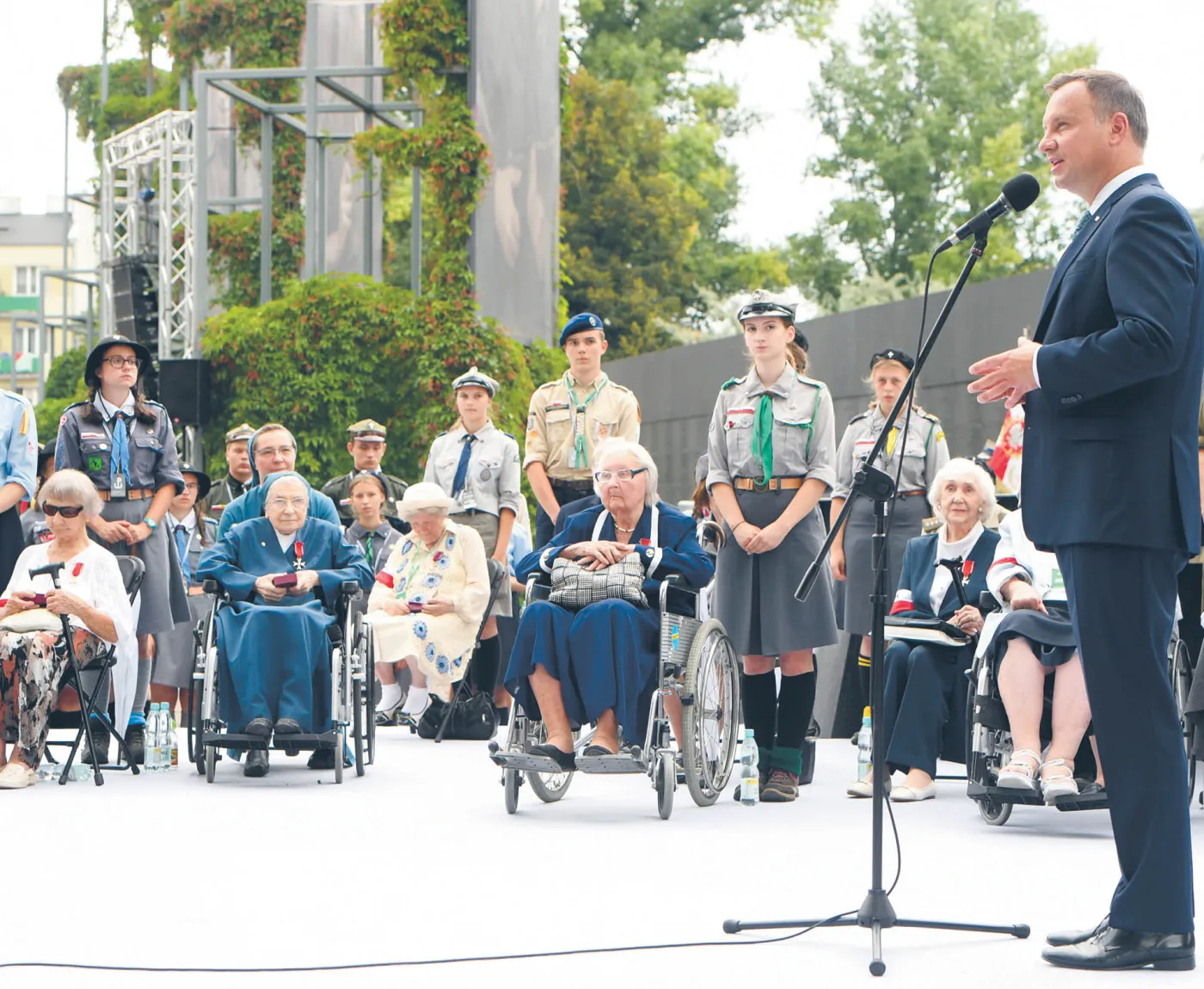 Pamięć o Powstaniu: upał i kontrowersje