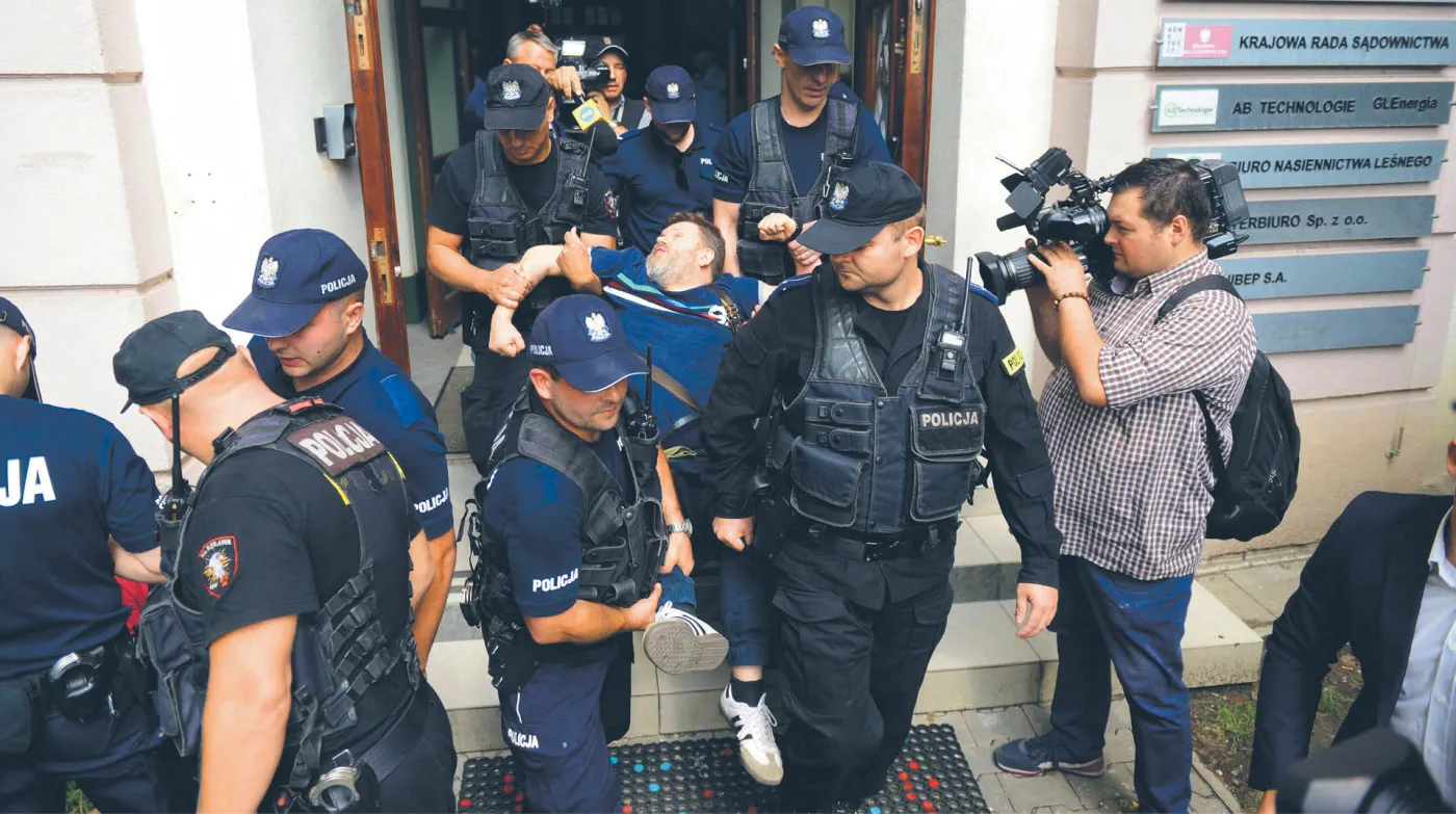 Policja robi porządek w KRS