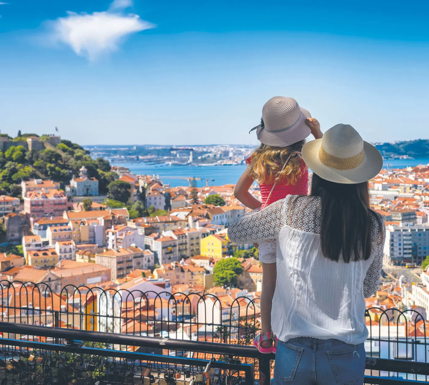 Paliwo lotnicze potaniało. Wyjazdy za granicę drożeją wolniej