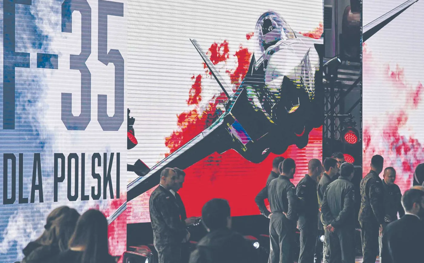 Zakupy dla wojska? Minister mówi do generała „proszę kupić”, a generał mówi „tak jest!” i zaczyna przygotowywać papiery. Nawet jeśli pomysł idzie w poprzek prowadzonych postępowań. Na zdjęciu przygotowania do uroczystości podpisania umowy na zakup 32 samolotów F-35