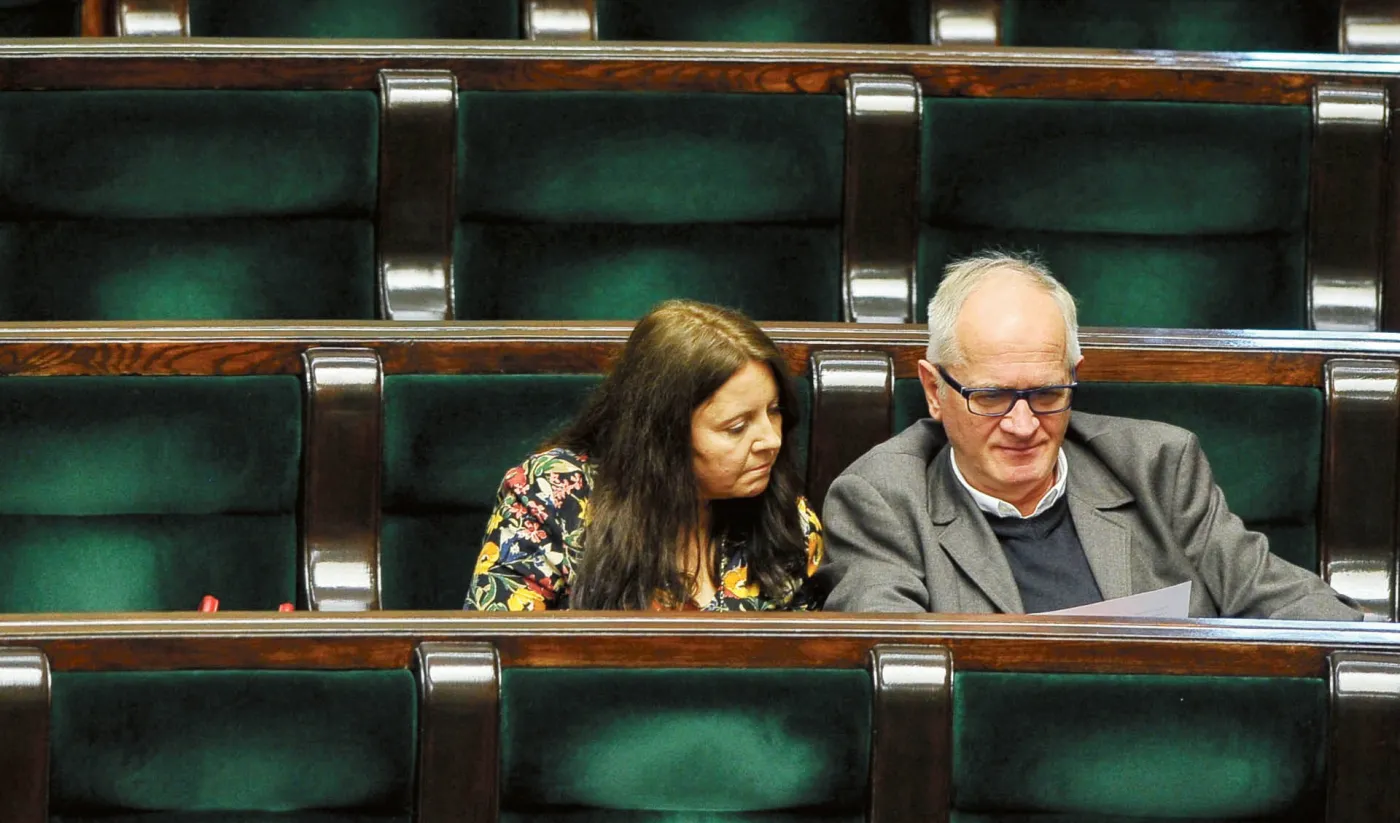 Zranieni przez mainstream ranią innych