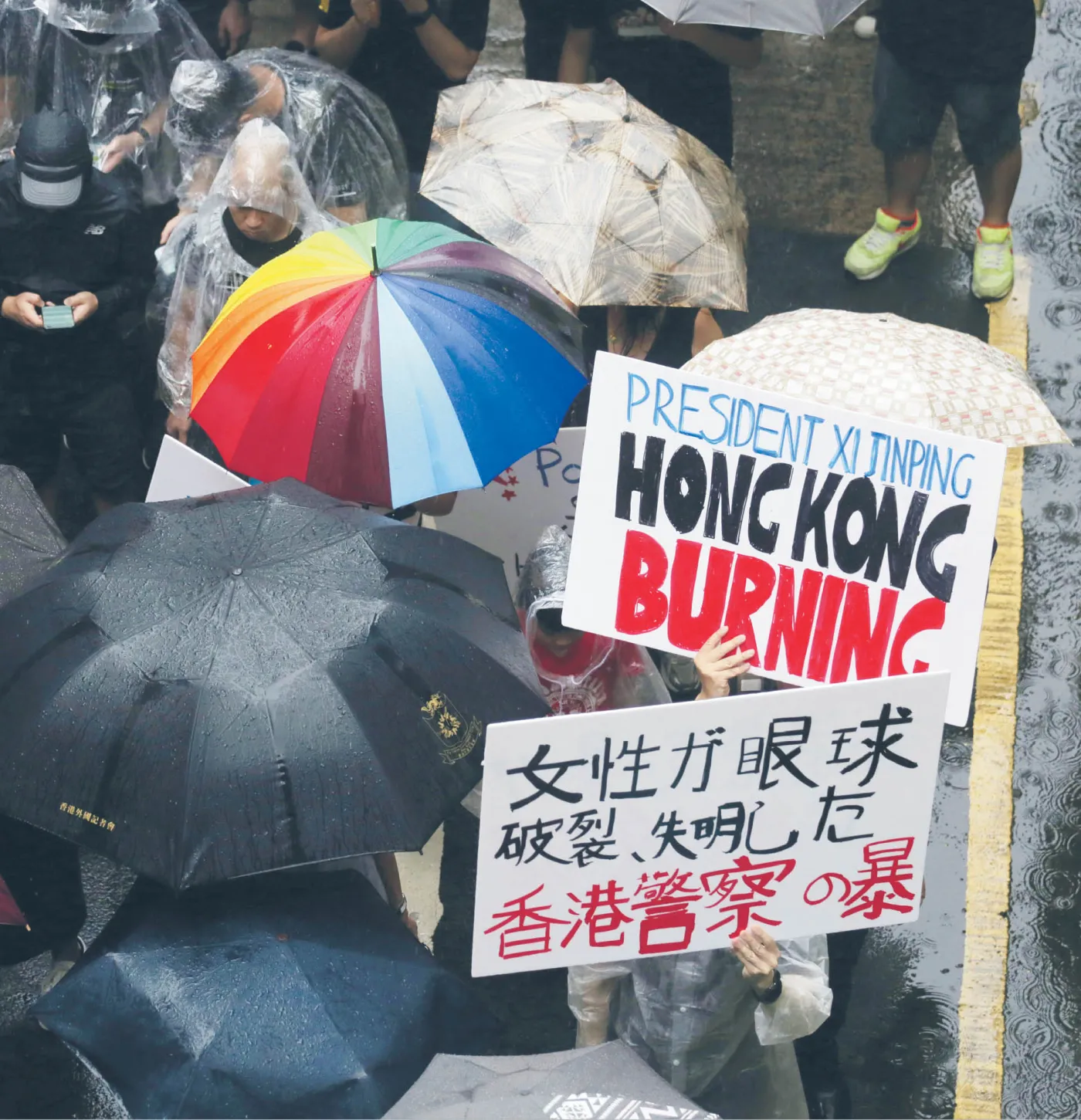 Xi Jinping straszy interwencją, ale liczy na znudzenie rewoltą