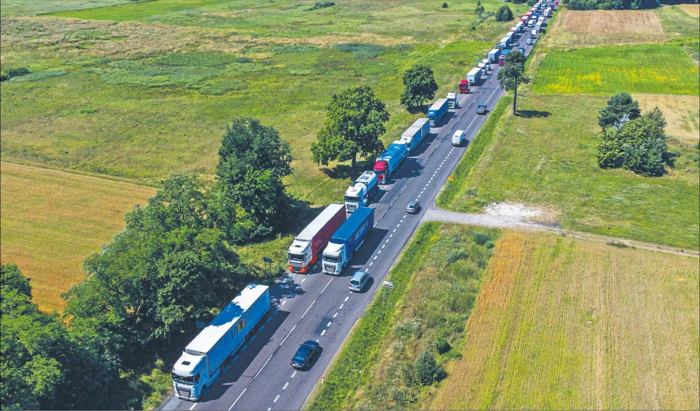 Ciężarówki utknęły za Bugiem. W gigantycznych kolejkach do odprawy kierowcy stoją 10 dni
