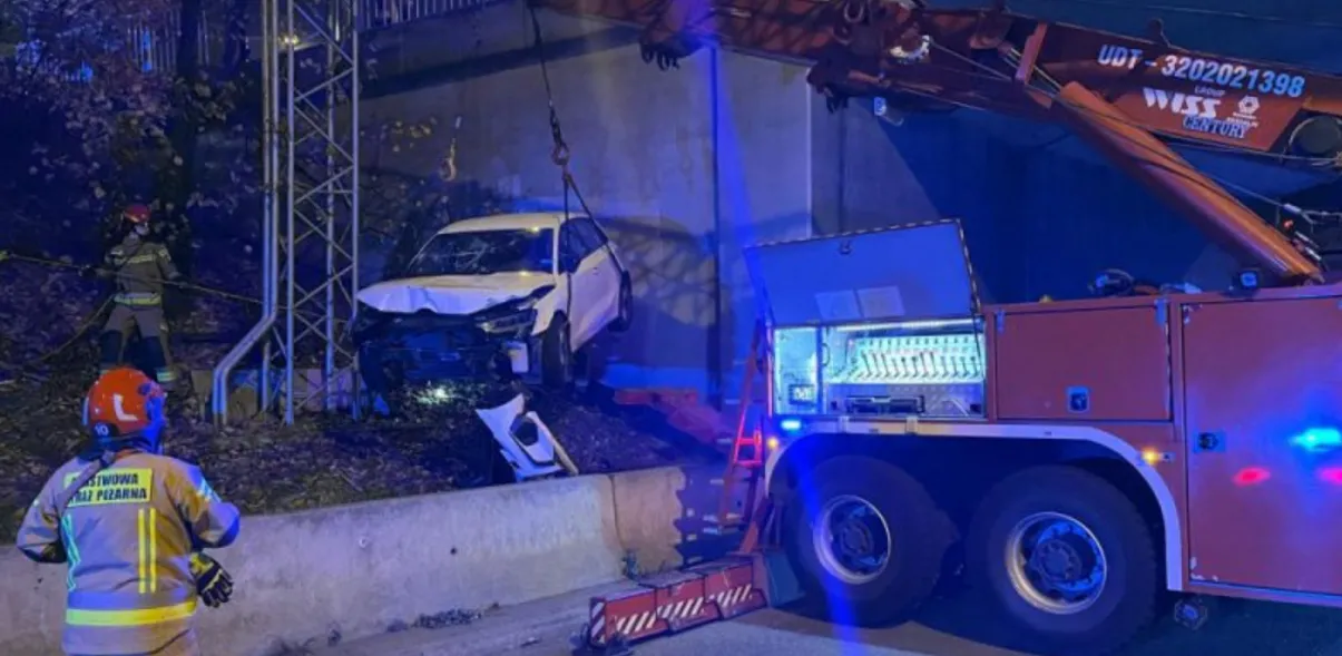 Audi spadło z wiaduktu na drogę S8