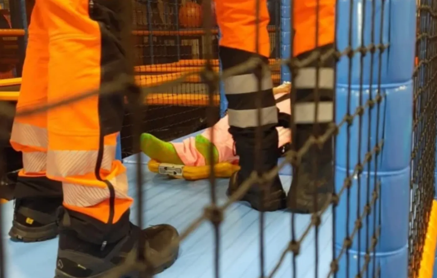 Ratownicy medyczni pomagają 11-latce po wypadku na sali zabaw w Lublinie