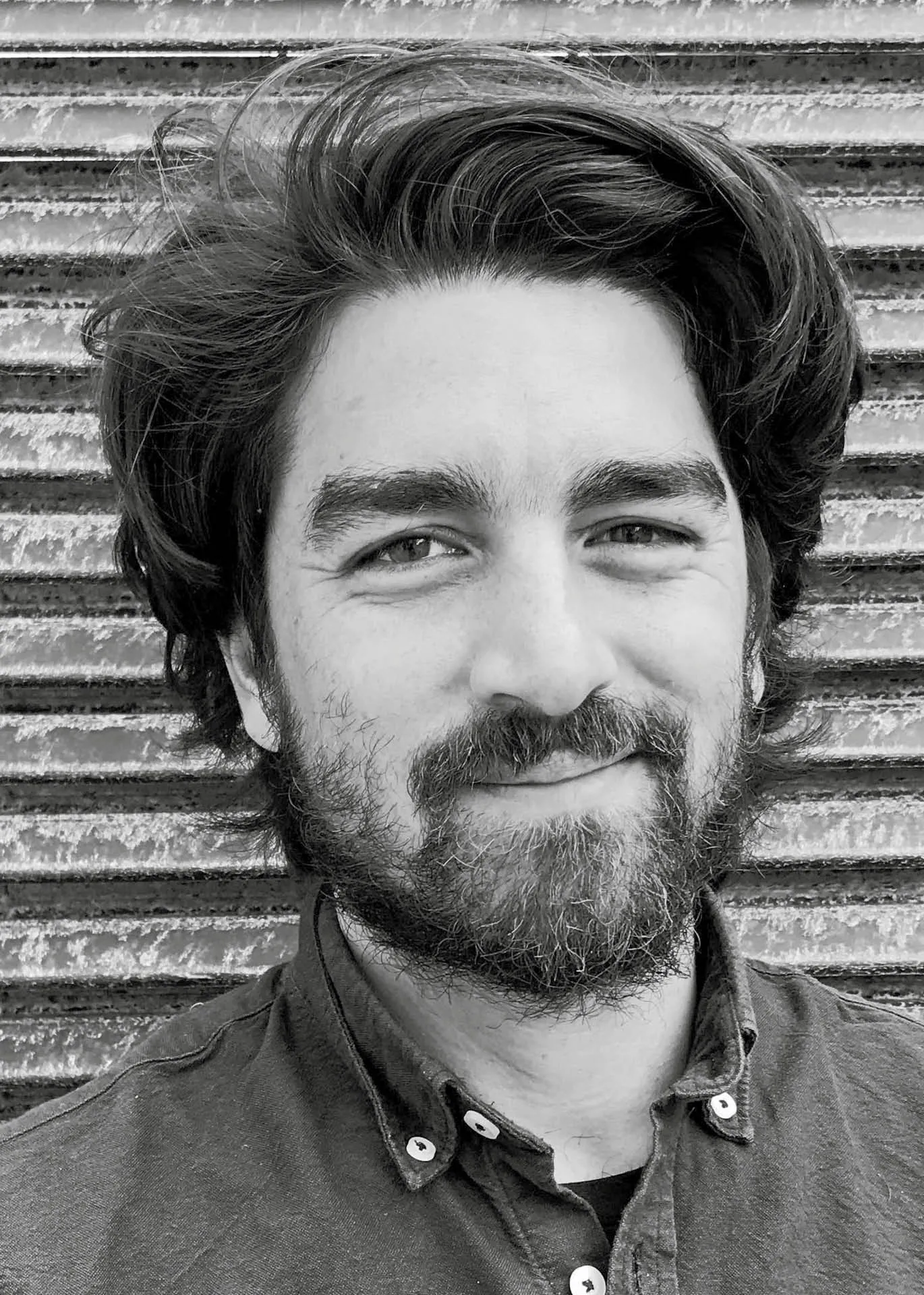 Fabien Truong, socjolog i reżyser filmów dokumentalnych, pracuje na Université Paris 8. Specjalizuje się w badaniu paryskich przedmieść i ich młodzieży. Autor książek „Kaptury i ludzie” i „Zradykalizowana lojalność. Być muzułmaninem na Zachodzie”. W zeszłym roku wydał (wspólnie z Gérôme’em Trukiem) książkę „Osiedla z wielkiej płyty. Przemoc, solidarność i resentyment w dzielnicach ludowych” („Grands ensemble. Violence, solidarité et ressentiment dans les quartiers populaires”)