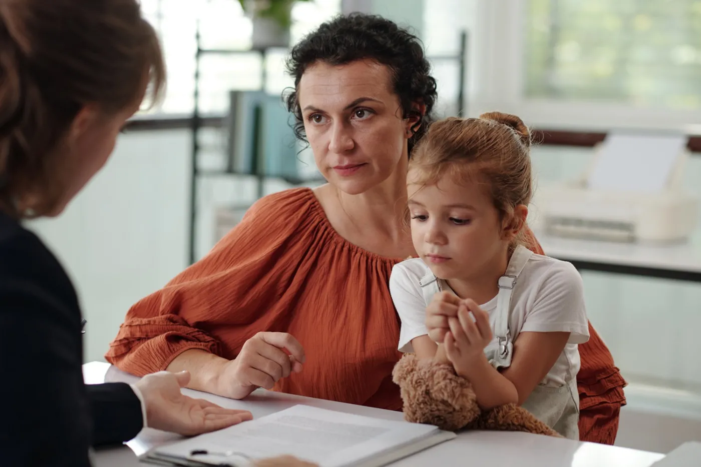 Dwuletnie kolejki i rachunki na 15 tys. zł. Tak wygląda droga do diagnozy autyzmu w Polsce