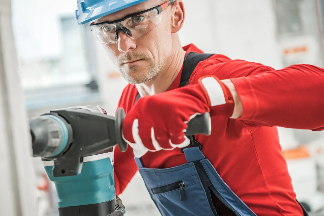 Nowe limity szkodliwych substancji w pracy od kwietnia 2026. Normy dla azbestu spadają dziesięciokrotnie