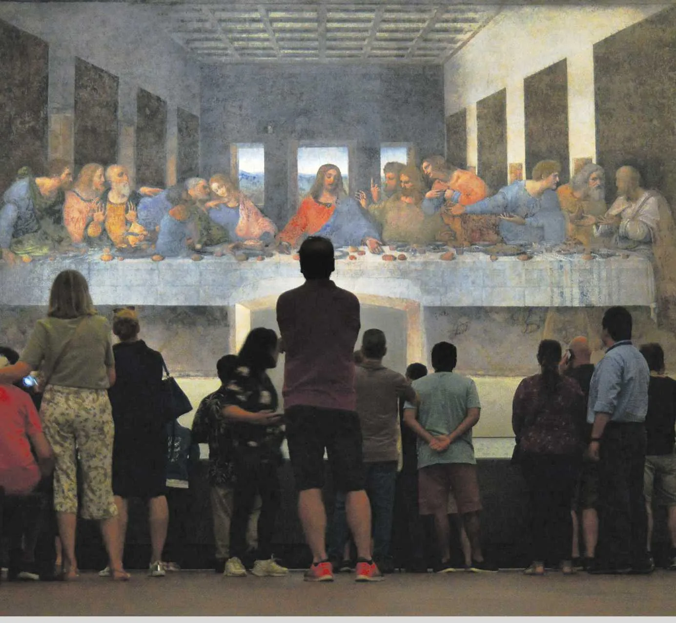 Turyści oglądający obraz "Ostatnia Wieczerza" Leonarda da Vinciego