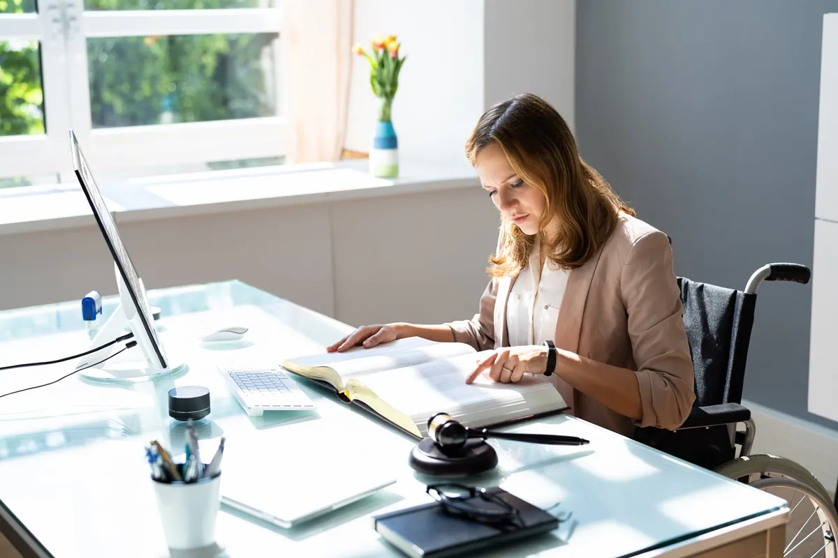 Lekki stopień niepełnosprawności 2026: Zestawienie przywilejów i ulg