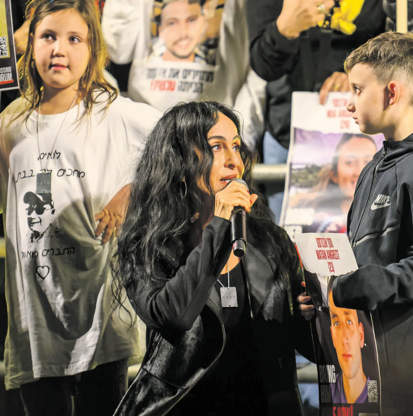 Piosenkarka Rita Jahan-Farouz rozmawia z bratem uprowadzonego przez Hamas żołnierza podczas wiecu w Tel Awiwie. 16 grudnia 2023 r.