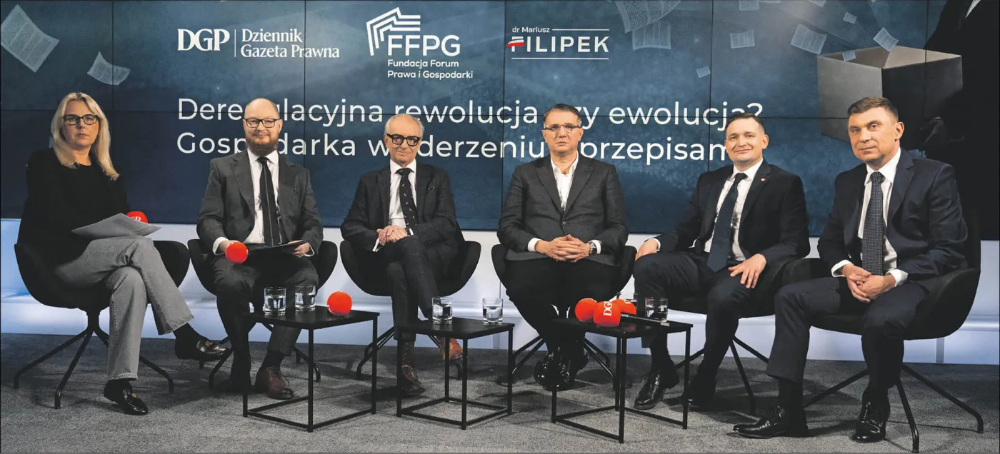 Uczestnicy debaty DGP (od lewej strony): Patrycja Otto, DGP, Szymon Witkowski, prezes Fundacji Forum Prawa i Gospodarki, Marek Kowalski, przewodniczący Federacji Przedsiębiorców Polskich, Przemysław Wipler, poseł (Konfederacja), Michał Jaros, sekretarz stanu w Ministerstwie Rozwoju i Technologii, dr Mariusz Filipek, zastępca rzecznika Małych i Średnich Przedsiębiorców