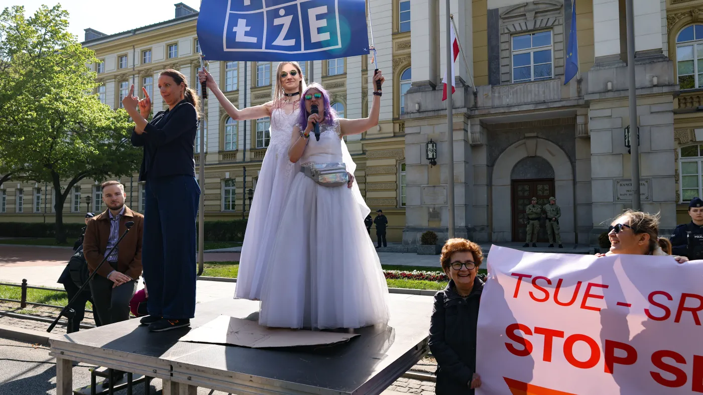 Protest w sprawie wykonania wyroków TSUE i NSA ws. rejestracji małżeństw jednopłciowych, 25 bm. przed gmachem Kancelarii Premiera w Warszawie. W listopadzie 2025 r.