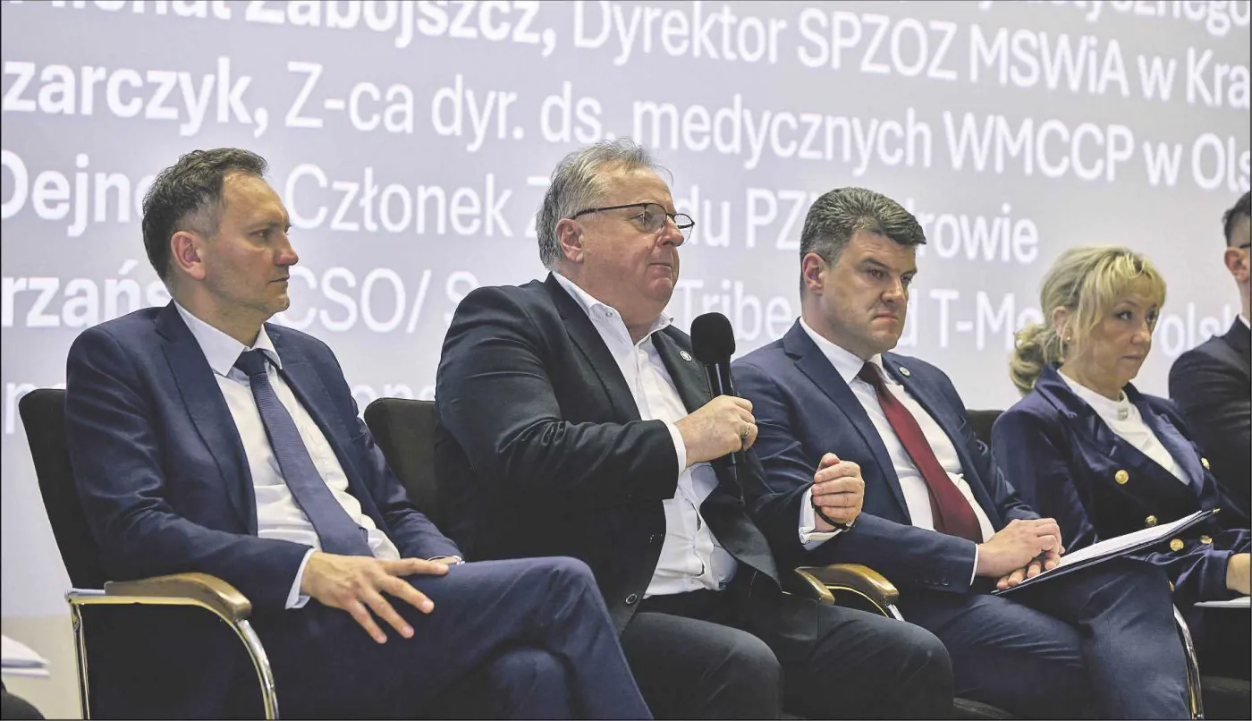 Na zdjęciu od lewej: Dr n. ekon. Rafał Rosiński, Podsekretarz Stanu w Ministerstwie Cyfryzacji, Dr inż. Jacek Czech, Dyrektor Biura Techniki Cyfrowej i Łączności Rządowej Agencji Rezerw Strategicznych, Insp. Bartosz Furgała, Zastępca Komendanta Centralnego Biura Zwalczania Cyberprzestępczości, Marzena Mrozek, Prezes Zarządu Szpitala Specjalistycznego w Kościerzynie