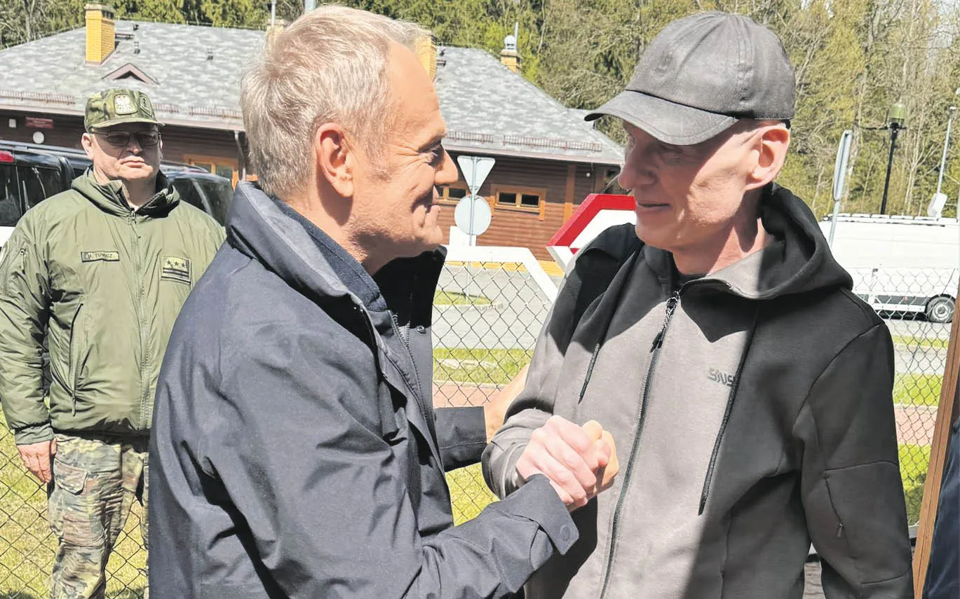Premier Donald Tusk, który pojechał po Poczobuta na granicę.