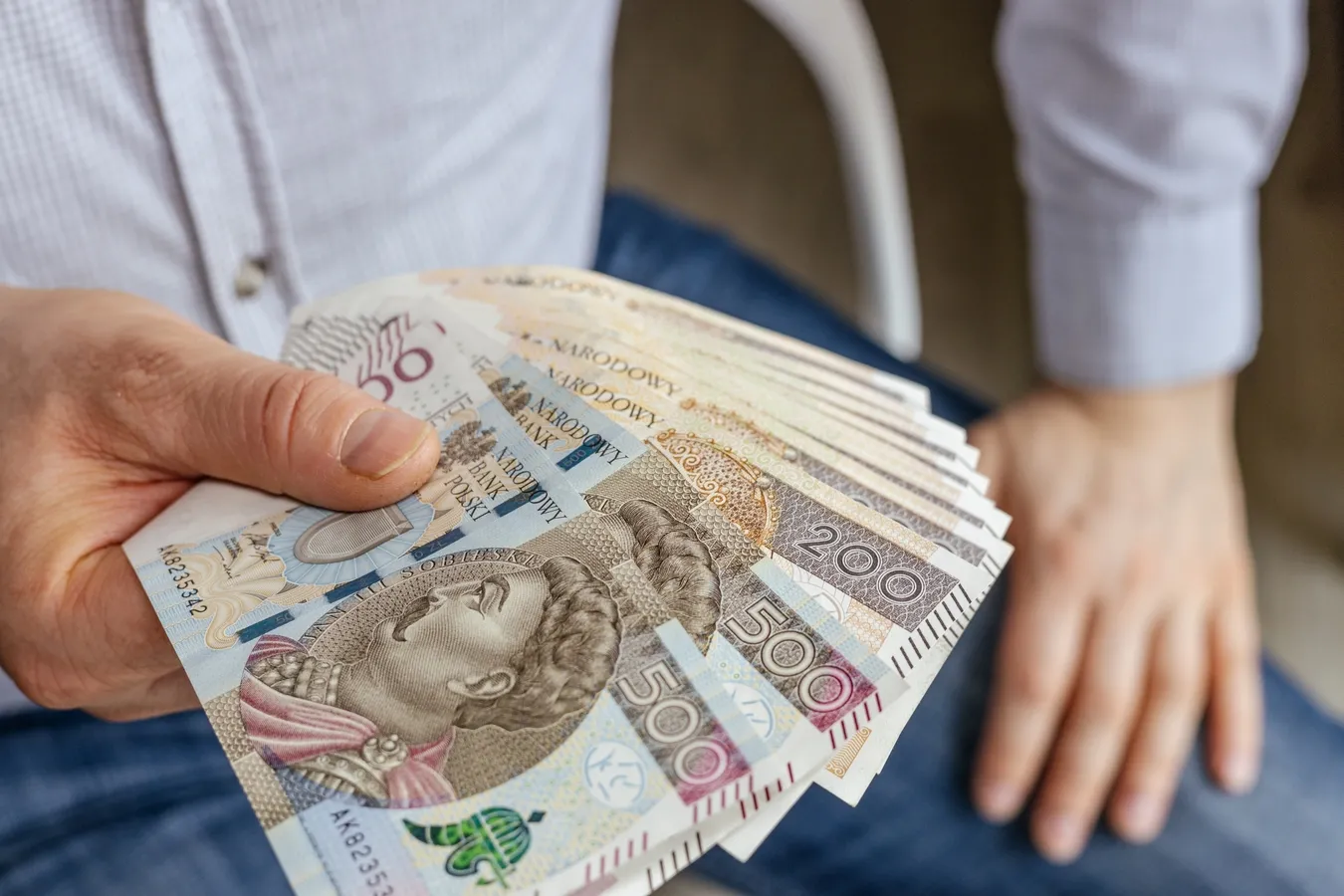 Banknoty i wypłata dla pracownika "pod stołem"
