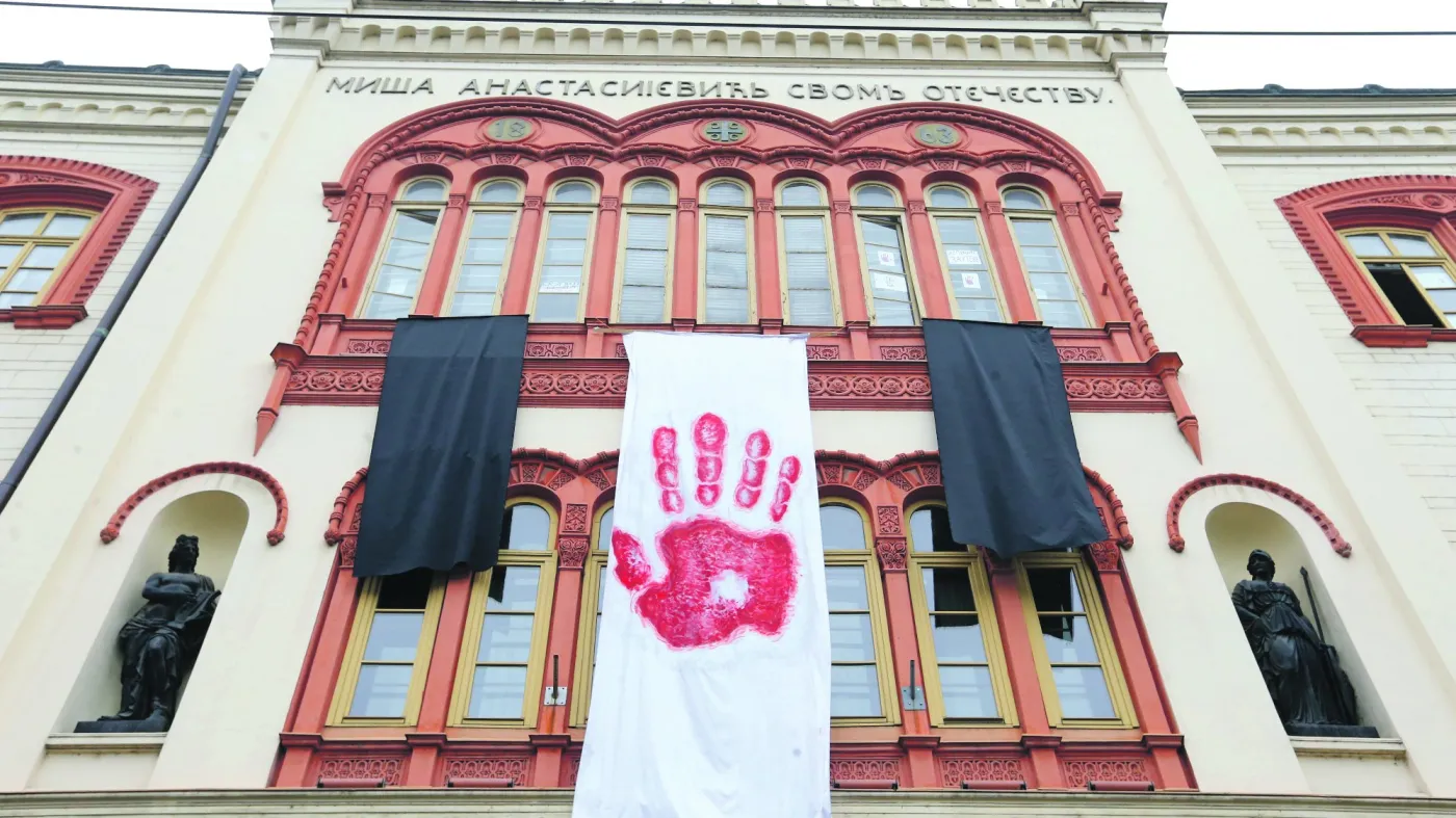 „Macie krew na rękach” to hasło antyrządowych protestów w Serbii.
