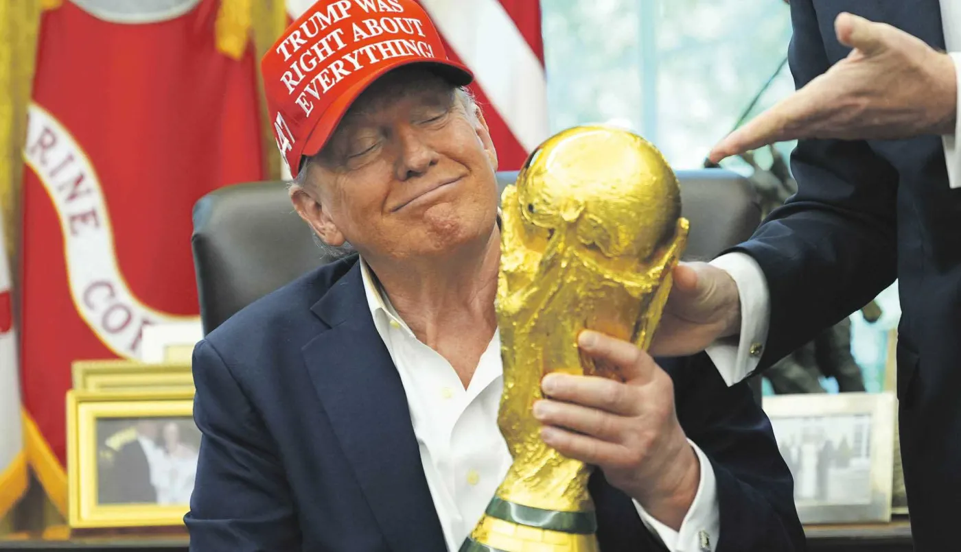 Donald Trump z trofeum za mistrzostwo świata