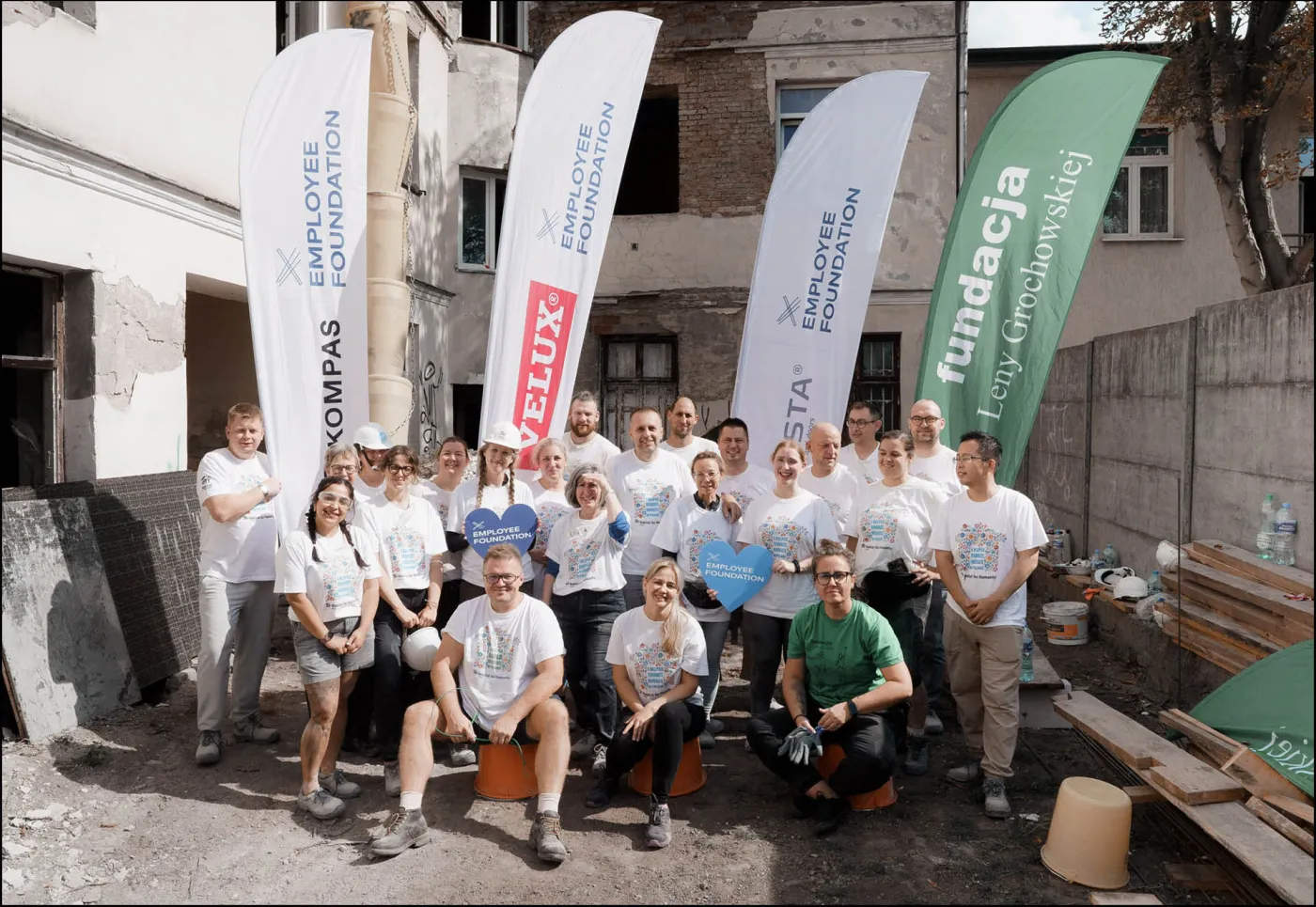Ważną częścią działań firmy są działania prospołeczne. Działająca przy Grupie VELUX, Fundacja Pracownicza VKR, w 20025 roku w ramach programu „Live a dream” wraz z ponad 20 wolontariuszami zajęła się przeprowadzeniem remontu kamienicy w Piasecznie, która zostanie oddana potrzebującym.