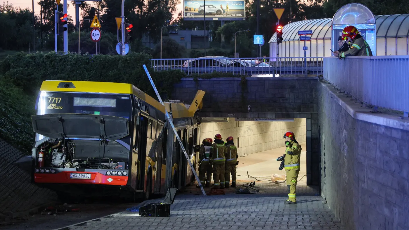 Autobus jechał jak taran. Zatrzymał się dopiero w przejściu podziemnym