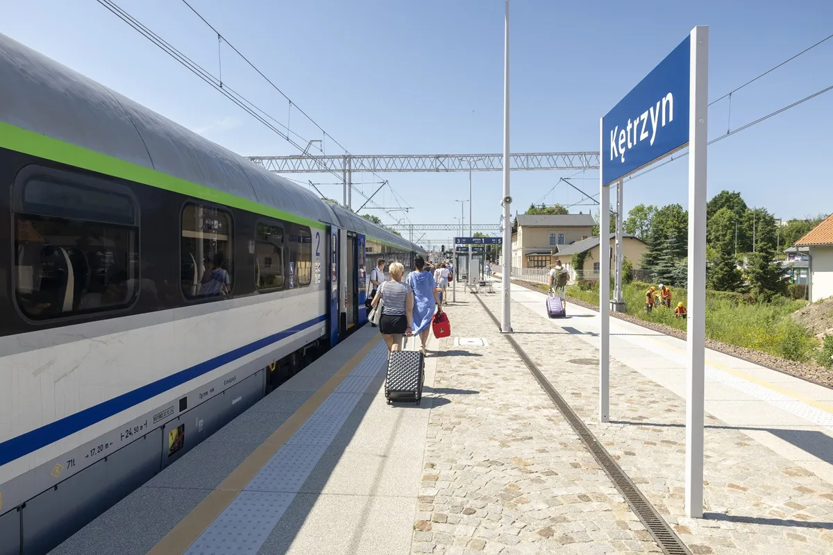 Podróżni na stacji kolejowej Kętrzyn, Foto: PKP Polskie Linie Kolejowe S.A