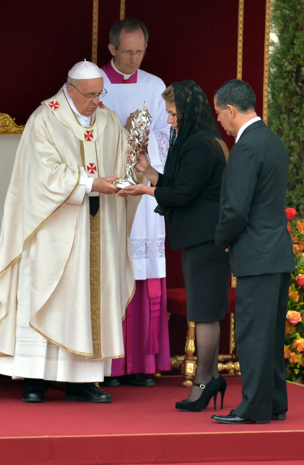 Papież Franciszek przyjmuje relikwie papieża Polaka z rąk uzdrowionej przez Jana Pawła II Kostarykanki, Floribeth Mory Diaz
