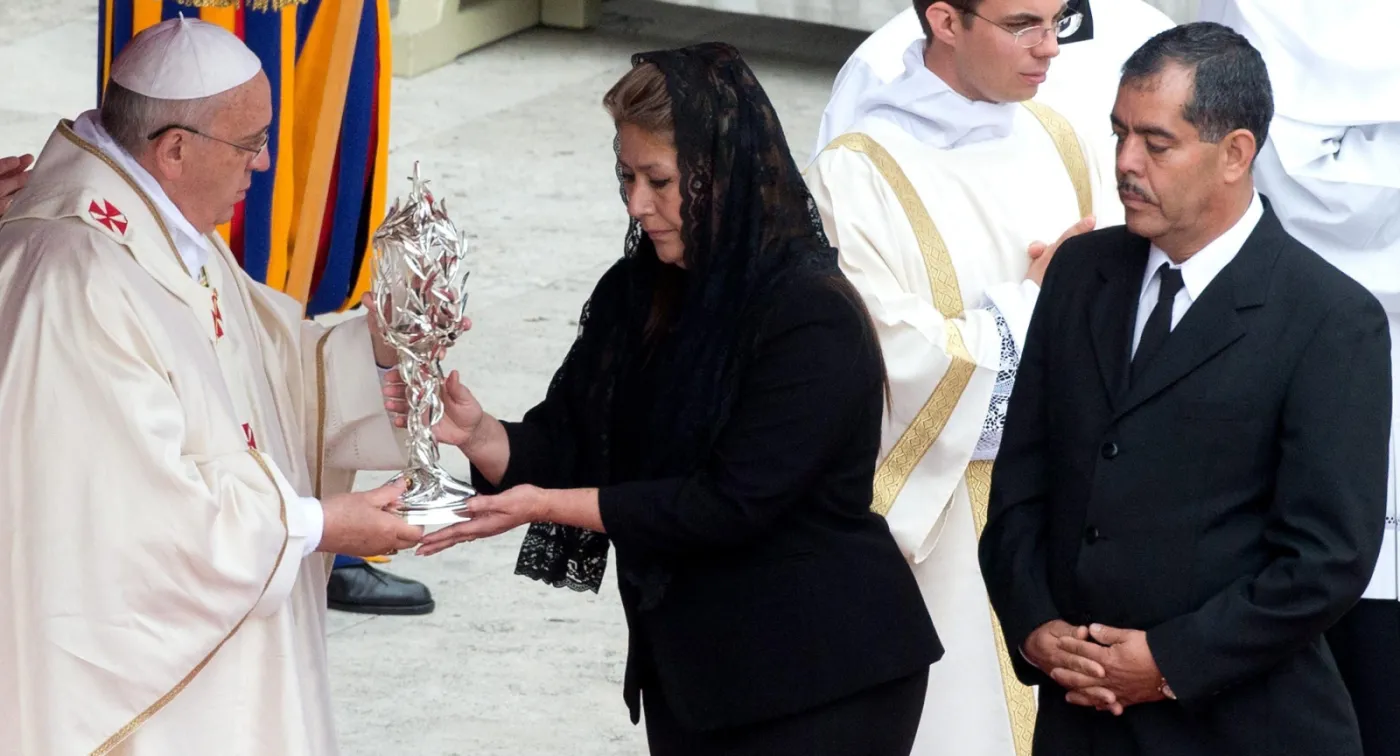 Papież Franciszek przyjmuje relikwie papieża Polaka z rąk uzdrowionej przez Jana Pawła II Kostarykanki, Floribeth Mory Diaz