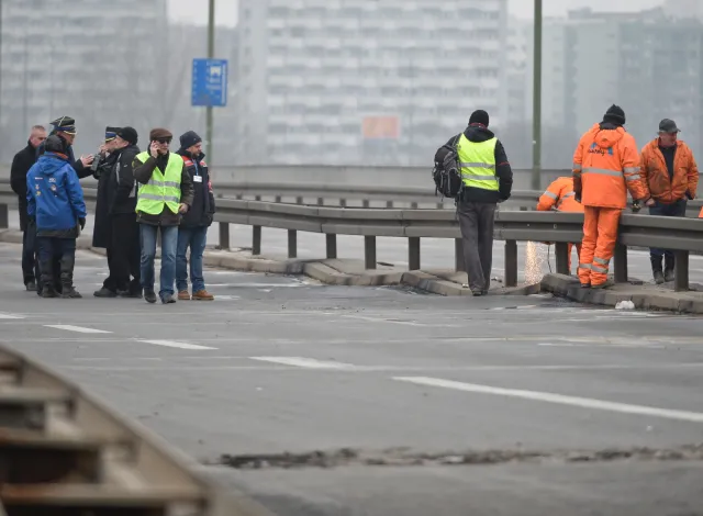 Jest gorzej, niż się wydawało: Pożar naruszył elementy nośne mostu Łazienkowskiego