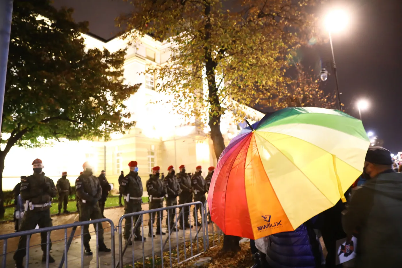 Żandarmeria Wojskowa wspiera Policję w zabezpieczeniu protestu pod hasłem "Na Warszawę!" przed siedzibą KRRM w Warszawie.