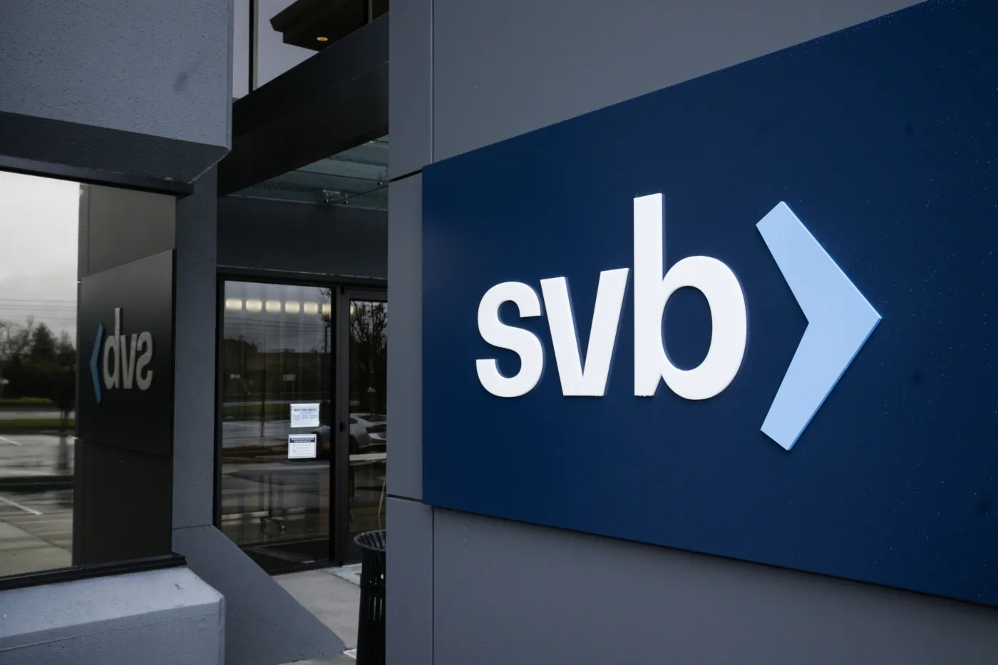 Po bankructwie SVB rośnie strach przed upadkiem innych banków, podwyżkami stóp. Władza uspokaja, a ropa zyskuje