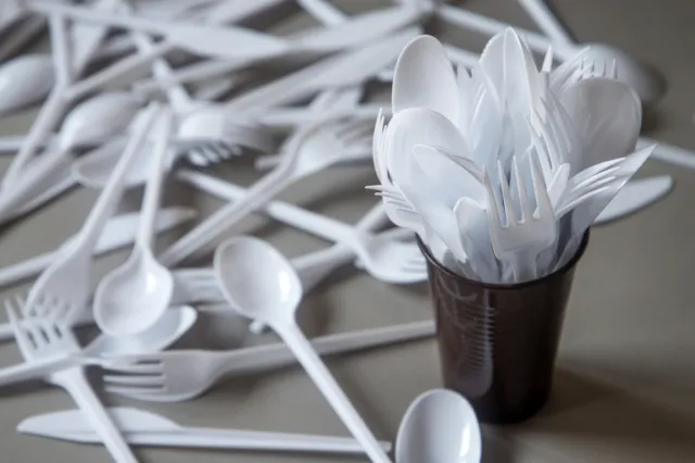 Marszałkowie pobiorą opłaty za jednorazowy plastik