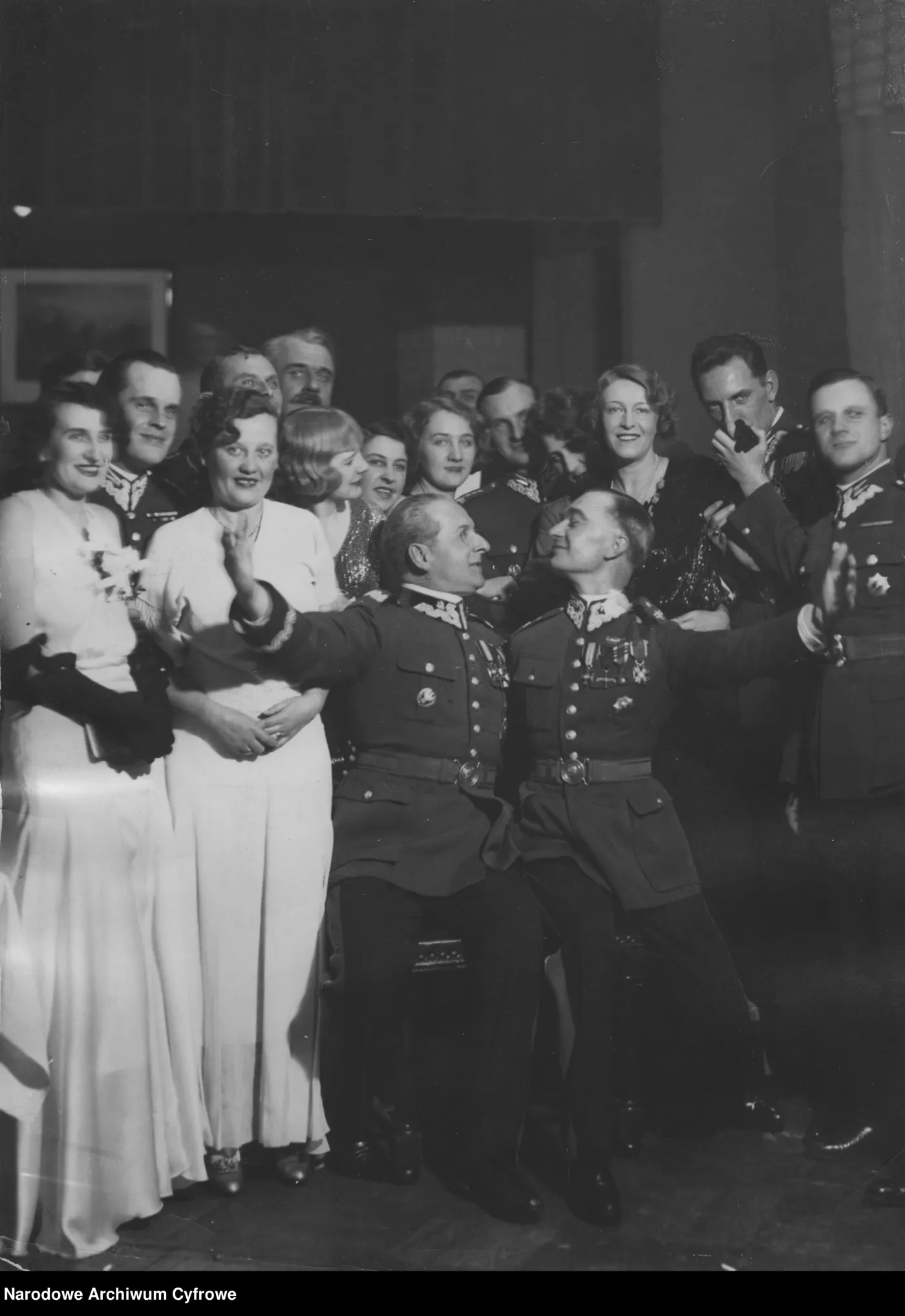 Bal sylwestrowy w kasynie 1. Pułku Szwoleżerów w Warszawie. Lata 30 XX. wieku.