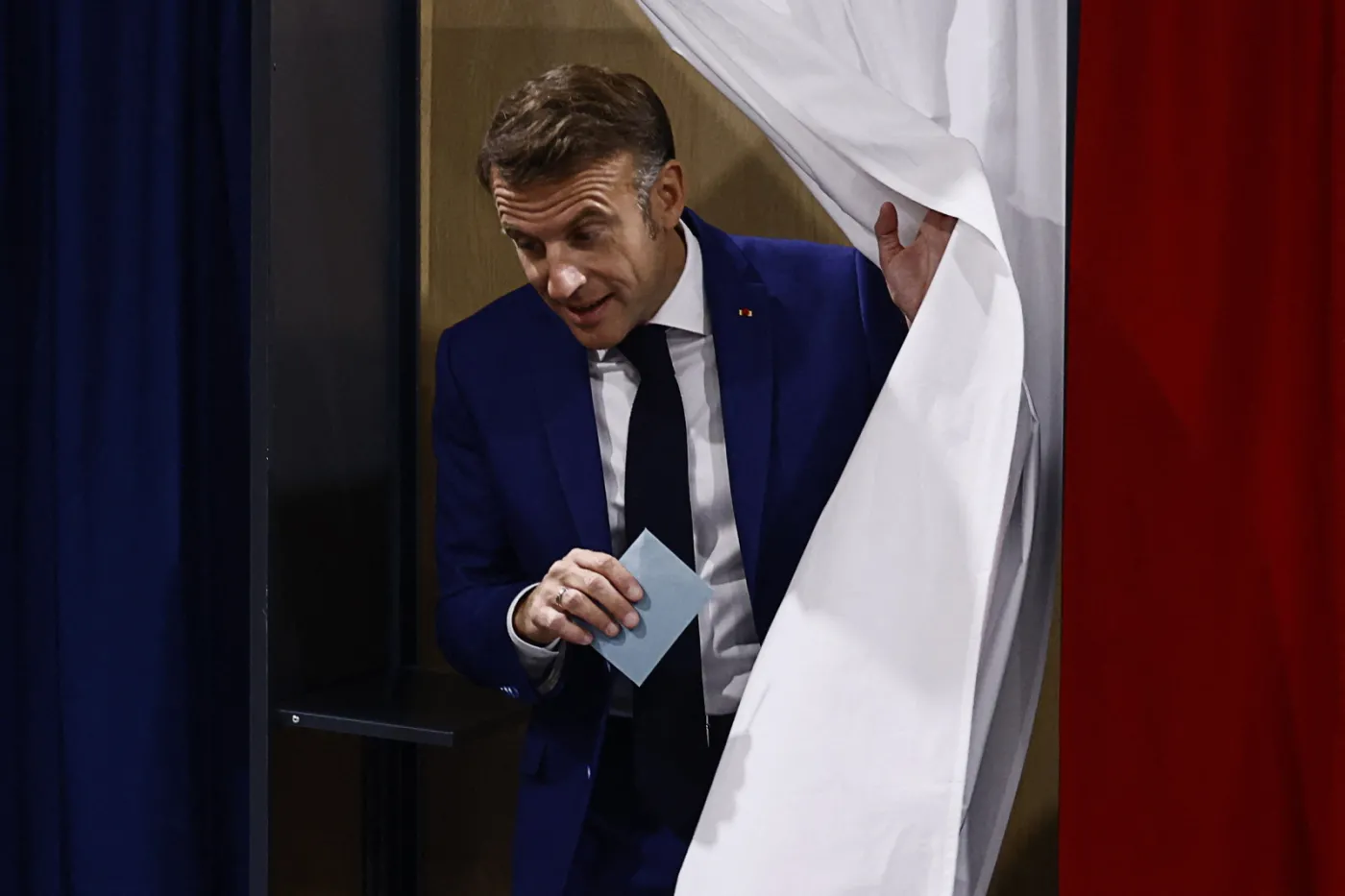 Popłoch w obozie prezydenta Macrona przed II turą