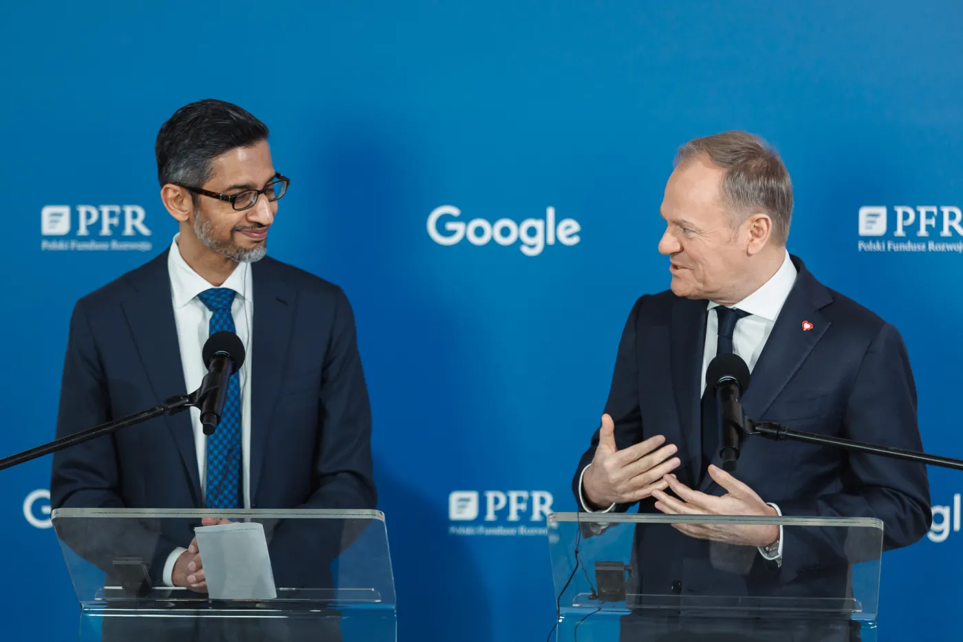 Sundar Pichai (L) i Donald Tusk (P) ogłosili podpisanie memorandum o współpracy 