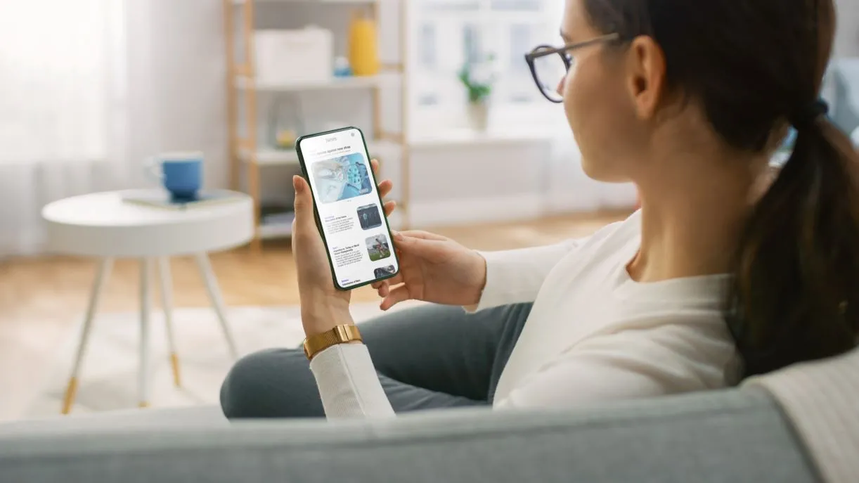 scrollowanie telefon smartfon odpoczynek media spolecznościowe social media