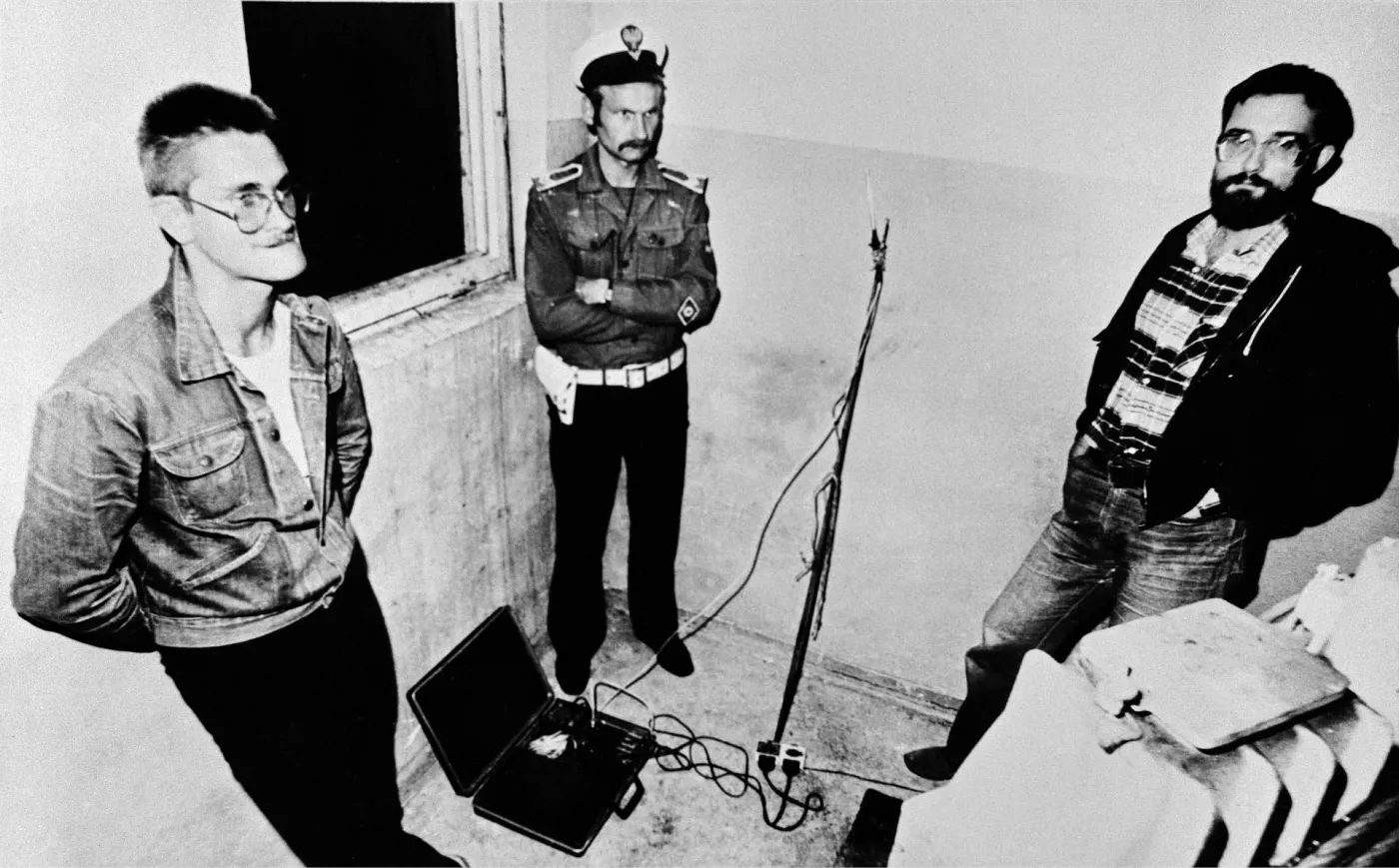 Zdjęcie operacyjne MO z akcji likwidowania nadajnika Radia „Solidarność”, 1982 r.