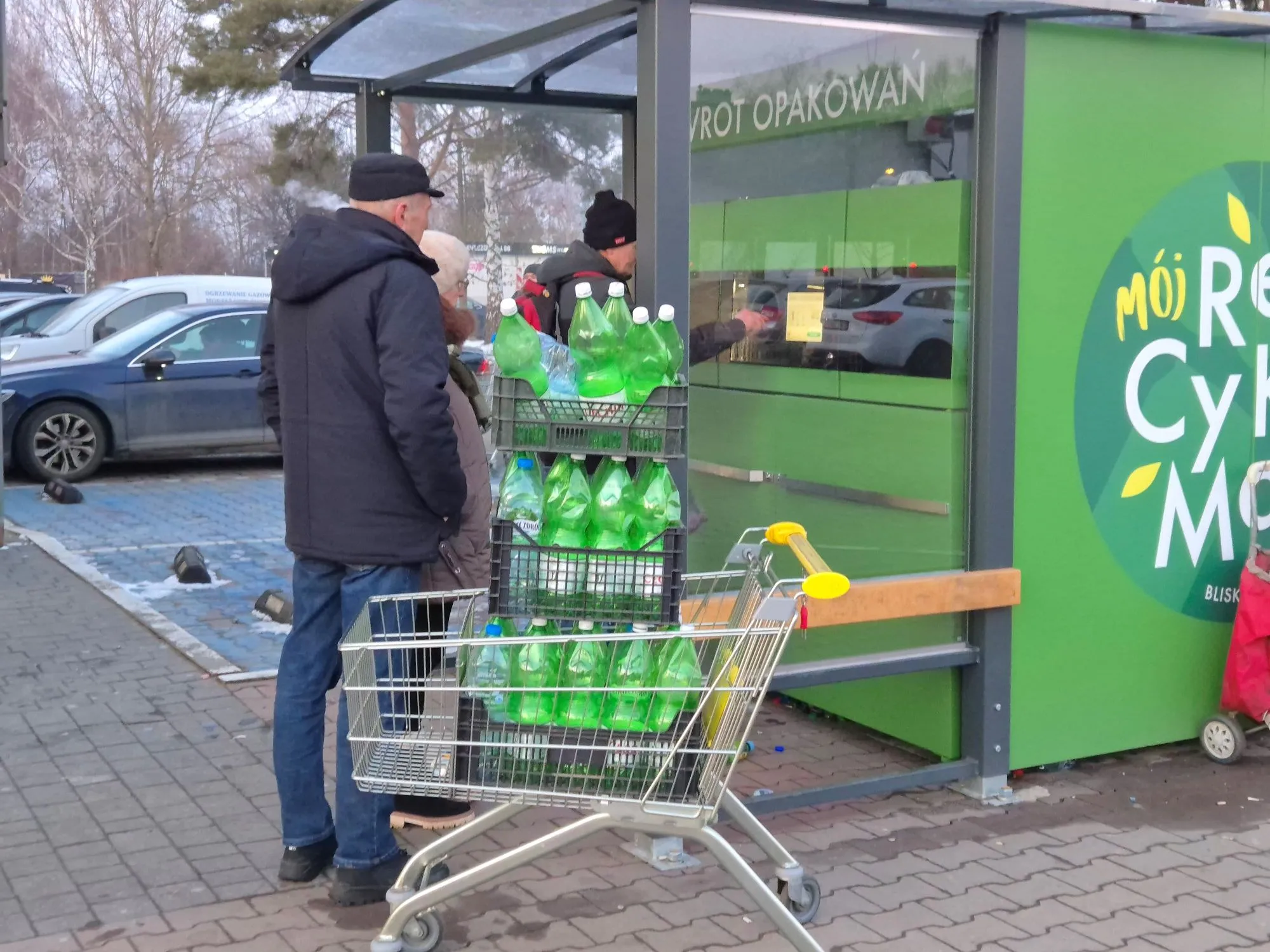 Koniec wożenia worków z puszkami i butelkami? Kurier odbierze je spod drzwi