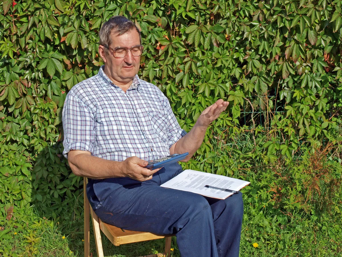 rolnik, pieniądze, kalkulator, dokumenty