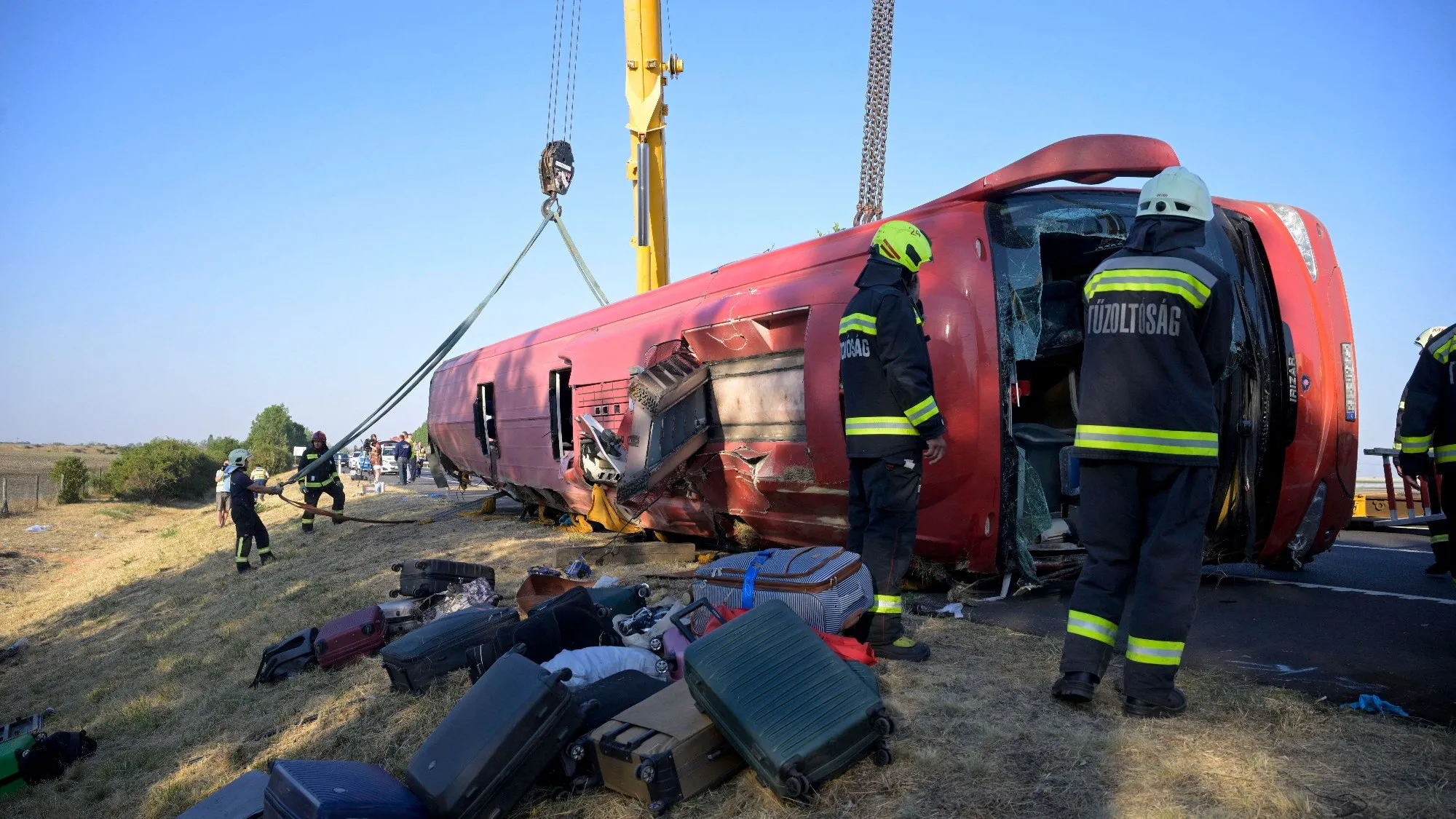 Polski autokar wypadł z autostrady M3. Tusk i Nawrocki reagują po tragedii