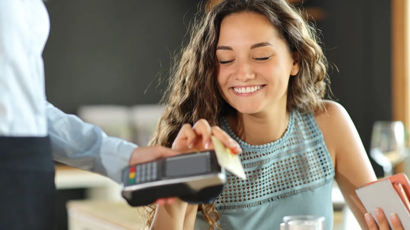 450 zł dofinansowania do posiłków dla pracowników. Kartą można zapłacić także w restauracji